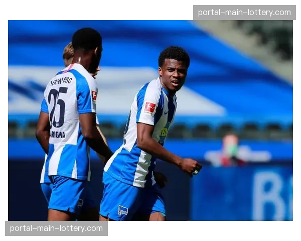 终场哨响,柏林赫塔老将迪尔罗辛被主场球迷高高抛起 终场哨响,柏林赫塔老将迪尔罗辛被主场球迷高高抛起