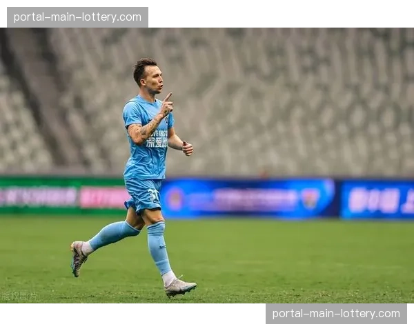 【2026年4月中超联赛·赛中·聚焦特写：深圳新鹏城外援蒂亚戈精妙挑射破门 助球队反超比分