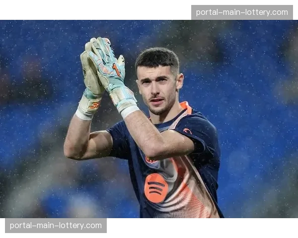 巴萨防线遭遇危机：克里斯滕森膝伤缺席，德容腿筋受伤